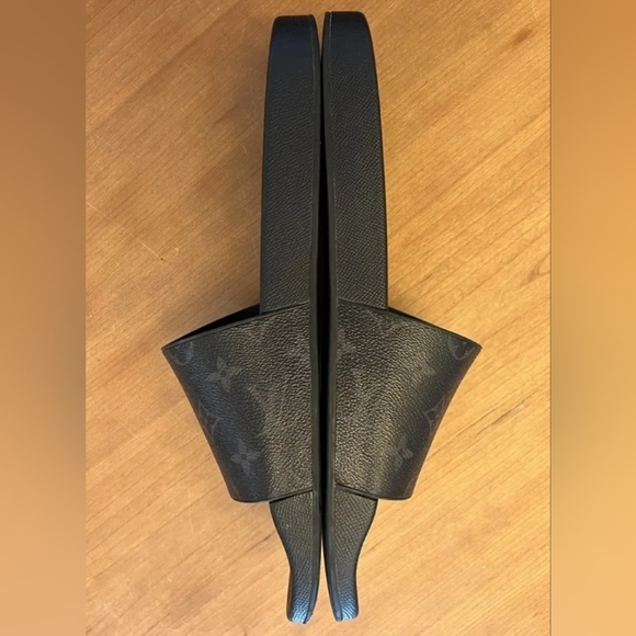 Louis Vuitton Black Monogram Flip Flops Size 10 Mens WORN TWICE. - Picture 4 of 4